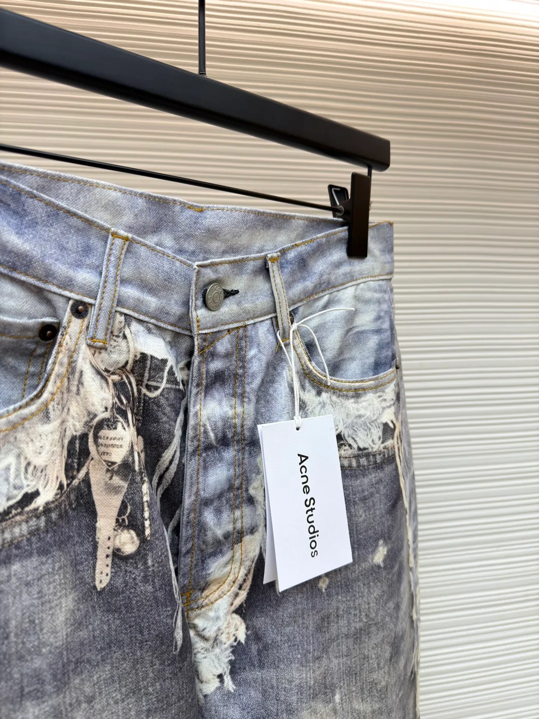 Acne Studios Destroy Illusion Print Jeans ●Item No.: 1681535-A85 ●Material: Denim Fabric ●Technology: 3D Printing ●Color: Distressed Blue ●Version: Loose Fit ●Weight: About 700g ●Size: XS-S-M-L-XL-XXL ●Description: The denim damage texture and knife damage on the surface are all presented by the printing process, which is very realistic. It is printed using customized 360G pure cotton off-white pique cloth. The fabric is delicate and red, with seasonal trompe l'oeil visual printing. Inkjet pigments and dirty mineral tones are used, and the layout is laser cut. Each piece is separated efficiently and accurately, and is then hand-ironed, cut and sewn. The waist and trousers pattern data are synchronized and restored to be consistent. The overall pattern fits the Asian figure better than the previous baggy, with just the right foot circumference but not easy to step on the heel. The 3D cold transfer printing process is used to ensure that the denim fabric is It has the same texture and feel as traditional denim. We use 3D printing technology to restore the original color saturation and accurately control the thickness and texture of the denim fabric. We use an advanced 3D printer to print the denim fabric layer by layer until the entire part is completed. Each piece is cut into high-definition pieces using laser cutting through typesetting. Accurate separation, after ironing, cutting, sewing and other processes, the parts are assembled into a complete denim item. The whole piece is cut and then accurately printed and sewn on each side. Every part is accurate to the millimeter level. The overall line of the landmark product is straight and delicate, the fabric is comfortable and soft, and the color is consistent without color difference. It can be matched with the same style to create a fashionable look, and can be used in various occasions. Customized accessories, complete with three standards, same style for men and women!